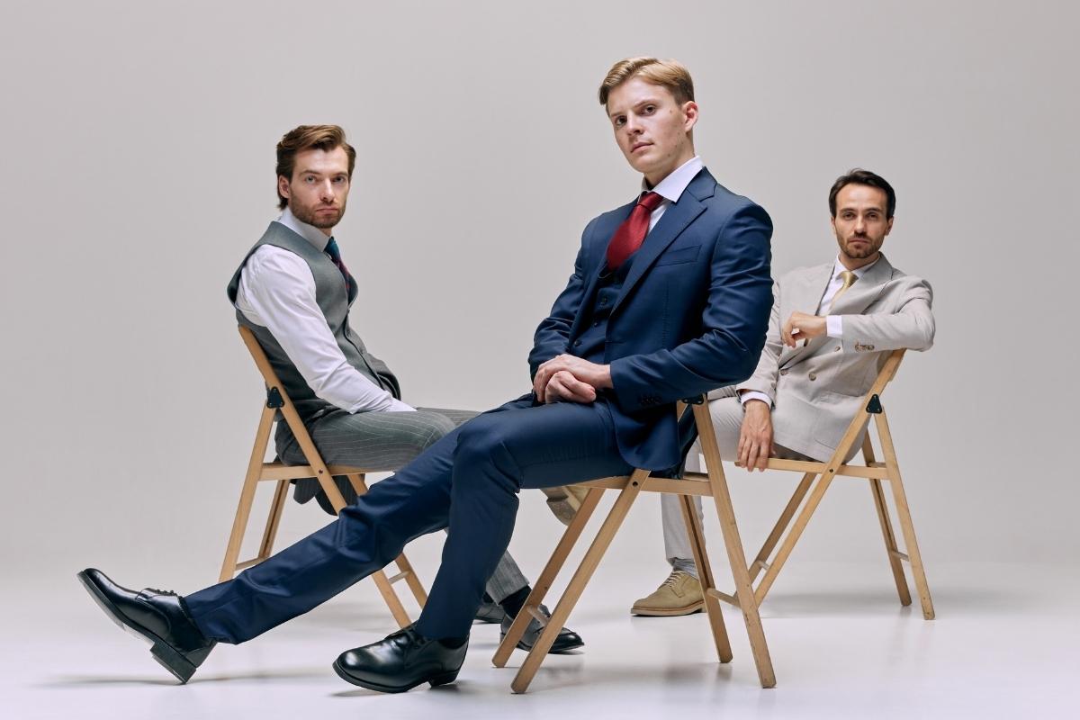 prikaz elegantno obučena tri momka koja poziraju 